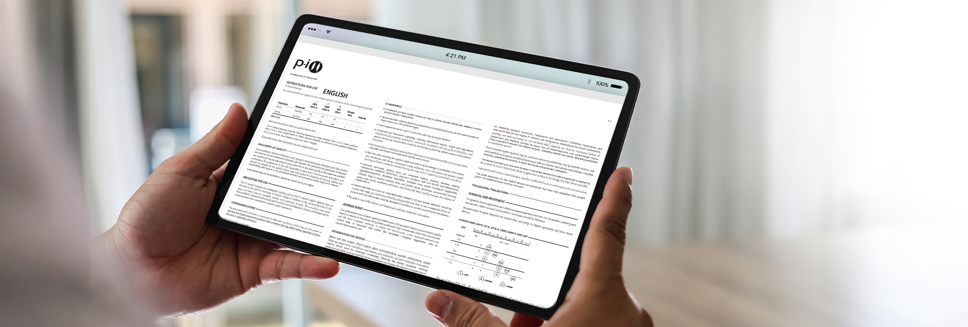 Pessoa segurando um tablet com um documento.